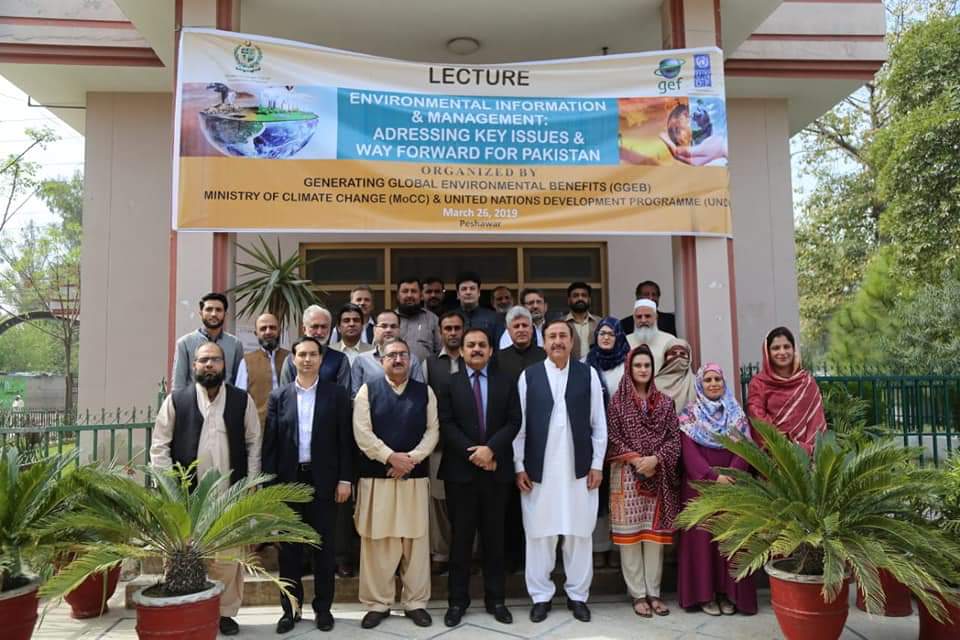 Group photo of attendees of the lecture.