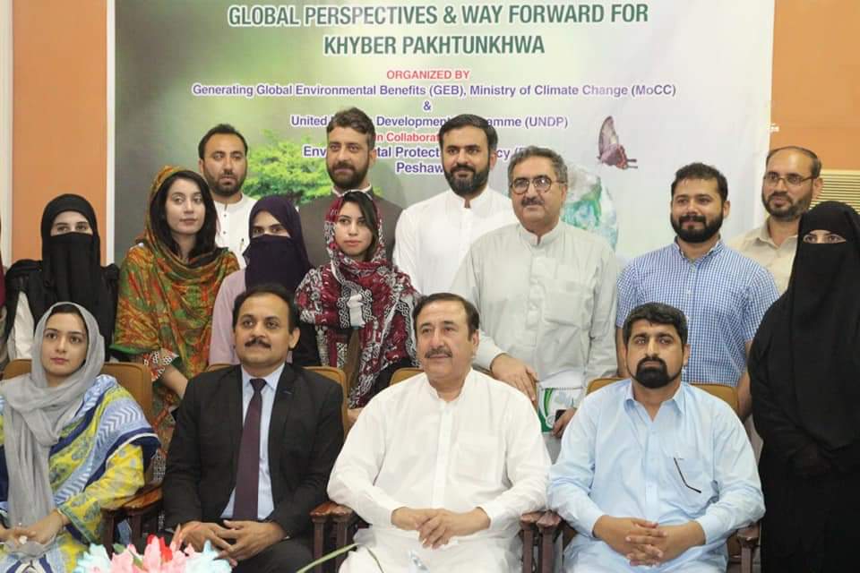 Group photo with the attendees.